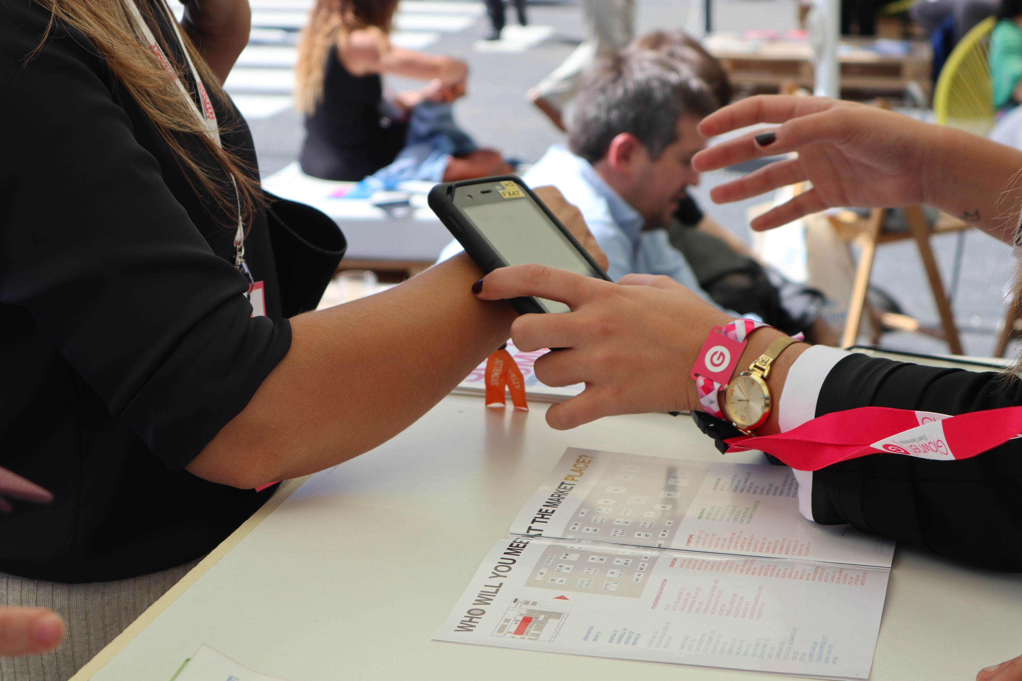 The secret? It’s wrapped around your wrist.
Meet RFID event wristbands, Glownet’s game-changing solution for cashless, contactless, and completely connected live events.